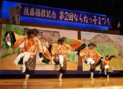 小さな体は、決して遠近法によるものではありません。